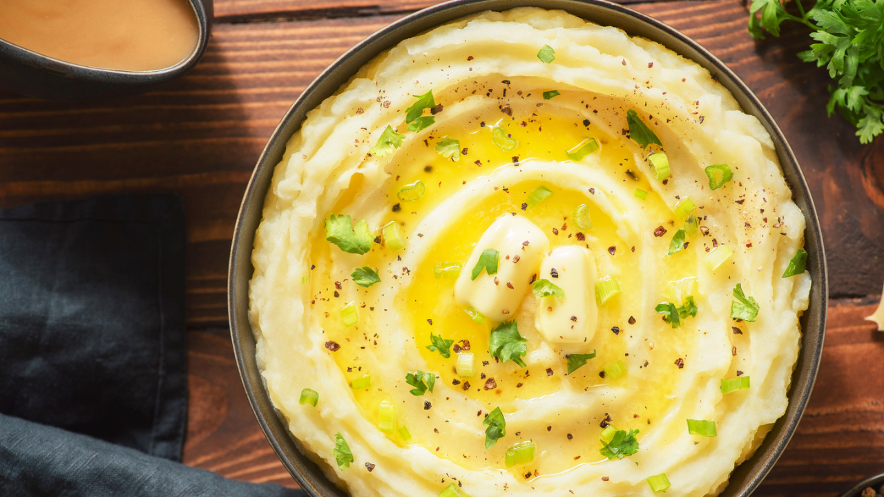 Elevate Your Meal with Cheesy Garlic Mashed Potatoes – Easy and Heavenly!