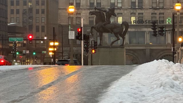 Illinois Faces Dangerous Winter Weather Freezing Rain and Snow Expected for Monday Commute (1)