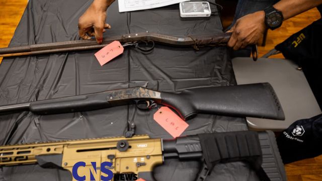 Chicago Police Recover Firearms, Including a Rifle and Machine Gun, on Magnificent Mile; Two Charged (1)