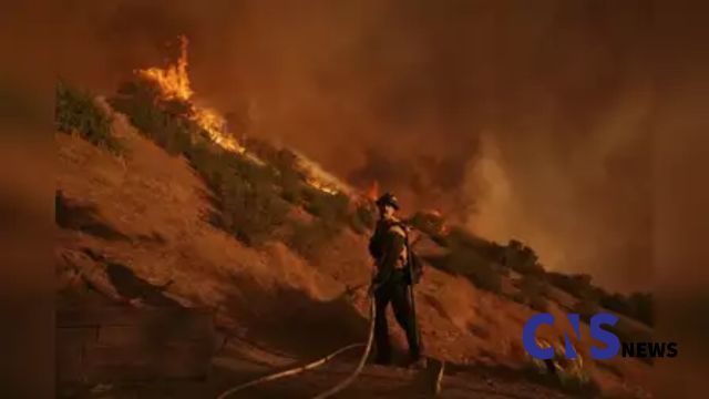 Los Angeles Wildfires Escalate with Strong Winds Expected This Week (1)